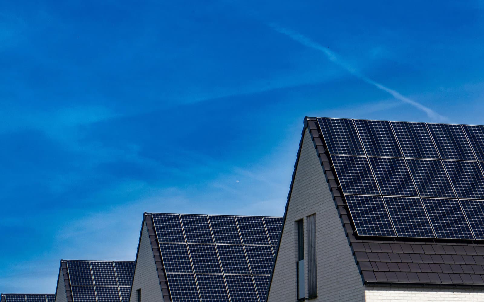 Wohnhäuser mit Photovoltaikanlagen auf den Dächern
